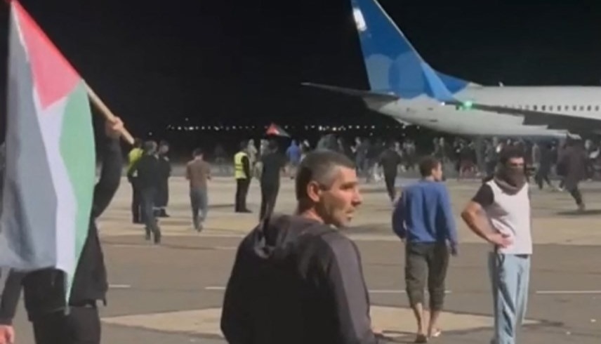 حشود مناهضة لإسرائيل تقتحم مطار محج قلعة في داغستان (أ ف ب)