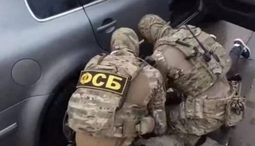 لحظة القبض على المتهم من قبل جهاز الأمن الاتحادي الروسي (إكس)