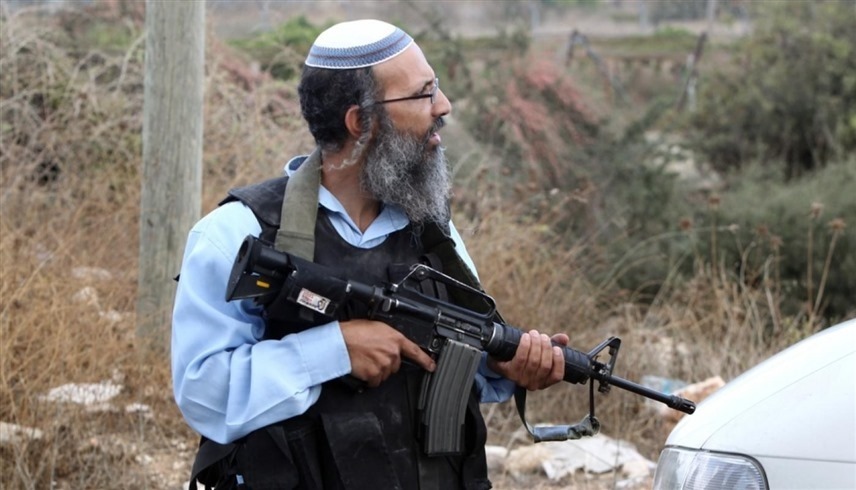 مستوطن إسرائيلي يحمل سلاحاً في الضفة الغربية (أرشيف)