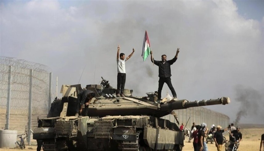 احتفال عناصر من حماس بالسيطرة على دبابة إسرائيلية - 7 أكتوبر 2023. ( أ ب)