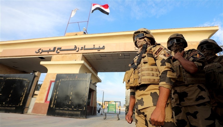 جنود مصريون بجوار معبر رفح مع قطاع غزة (رويترز)