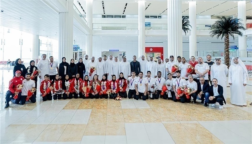 لقطة جماعية لأبطال الجوجيتسو في مطار دبي (وام)