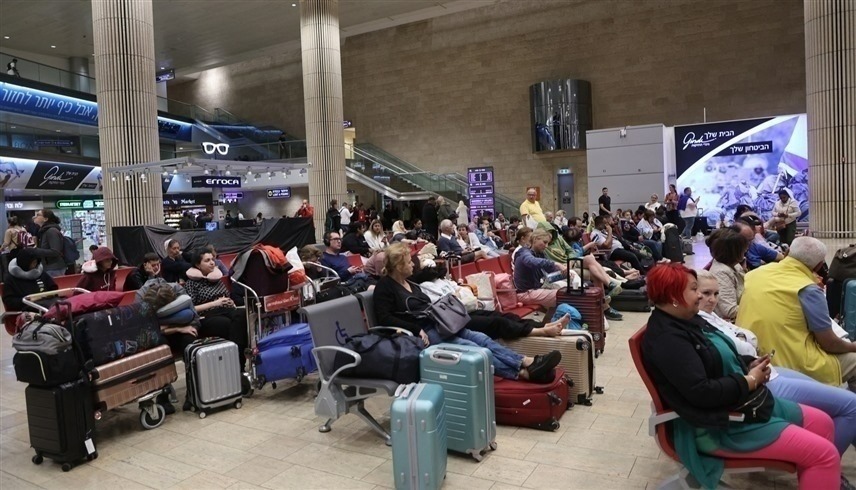 رعايا دول أجنبية يستعدون لمغادرة مطار بن غوريون (إكس)