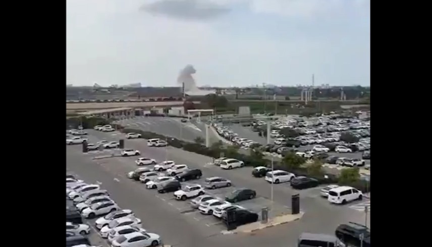 دخان يتصاعد قرب مطار بن غوريون في تل أبيب بعد سقوط صاروخ فلسطيني (إكس)