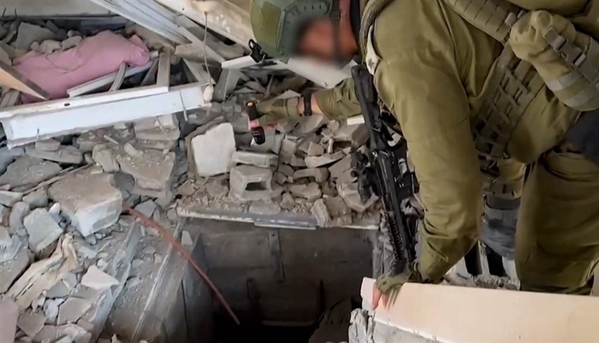 جندي إسرائيلي يتفقد مدخل نفق لحماس.(أف ب)