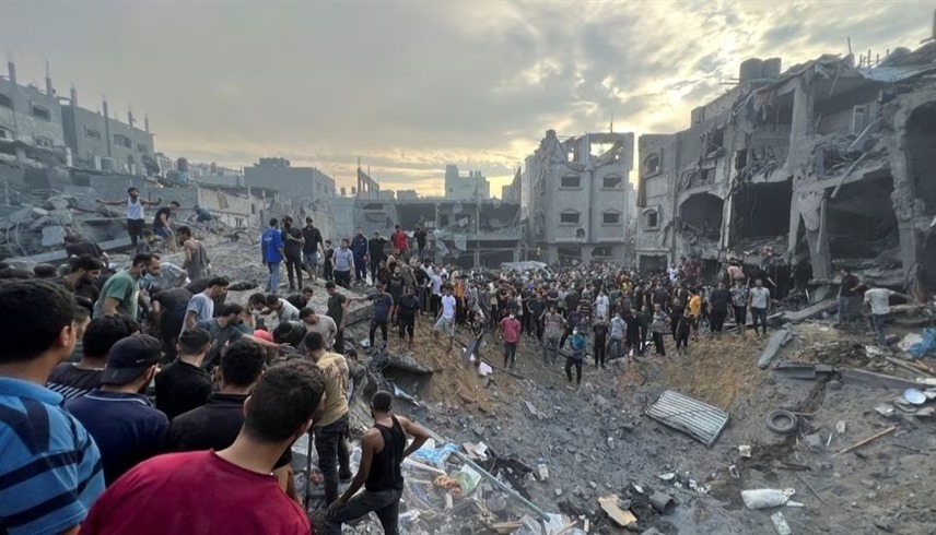 دمار واسع بعد قصف إسرائيلي على غزة (رويترز)