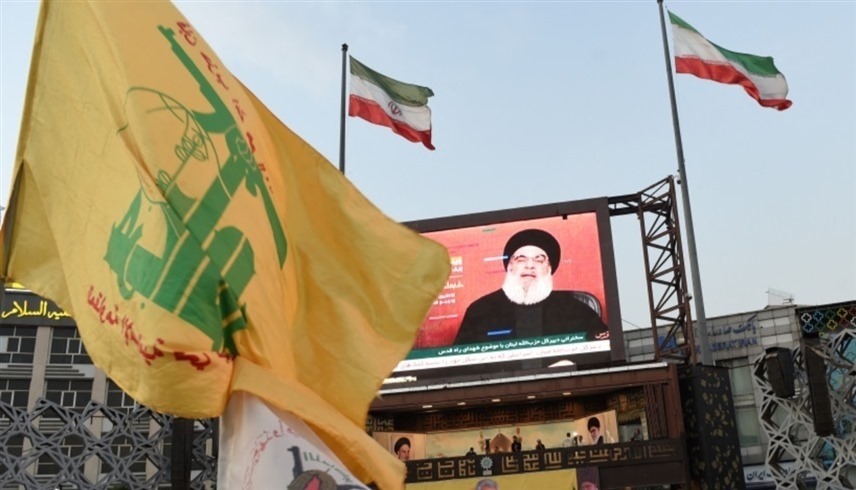 صورة حسن نصرالله مع علمي إيران وحزب الله. (رويترز)