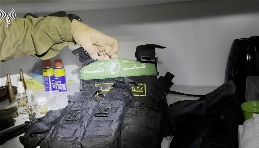 معدات قال الجيش الإسرائيلي إنه وجدها داخل مستشفى الشفاء (رويترز)