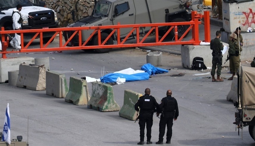 جنود إسرائيليون حول جثتي فلسطينيين قرب الخليل (وكالات)