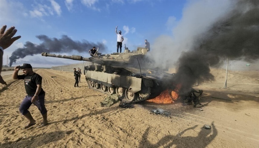 دبابة إسرائيلية دمرها مقاتلو حماس قرب قطاع غزة يوم هجوم السابع من أكتوبر (أ  ف ب)