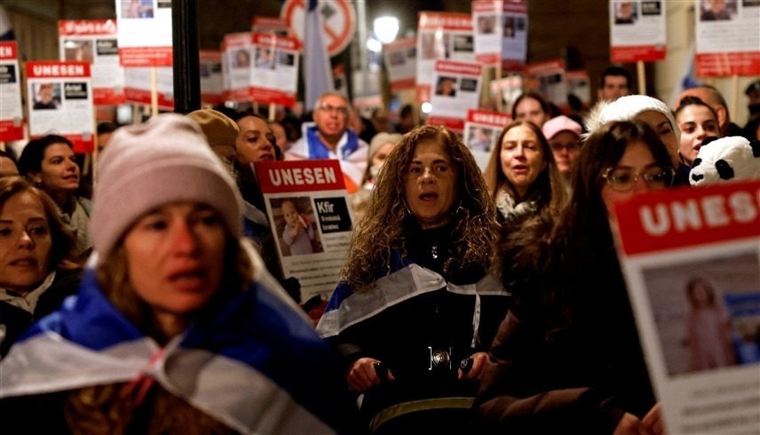 إسرائيليون يتظاهرون في تل أبيب للمطالبة بالإفراج عن الرهائن (رويترز)