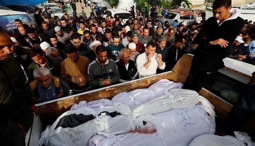 فلسطينيون يشيعون جثامين عدد من ضحايا الحرب الإسرائيلية على غزة (رويترز)