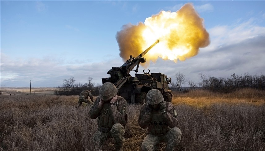 جنود أوكرانيون يطلقون قذائف مدفعية على مواقع روسية (أرشيف)