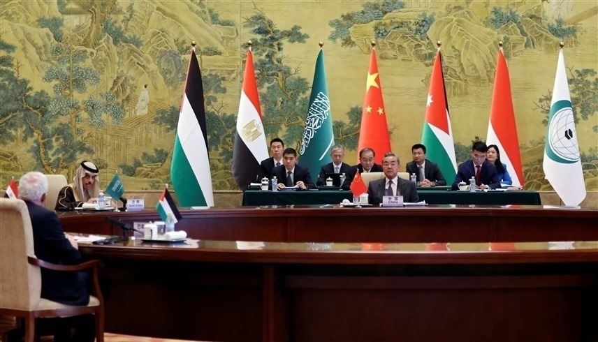 جانب من لقاء وزراء خارجية دول عربية وإسلامية مع نظيرهم الصيني في بكين (وكالات)