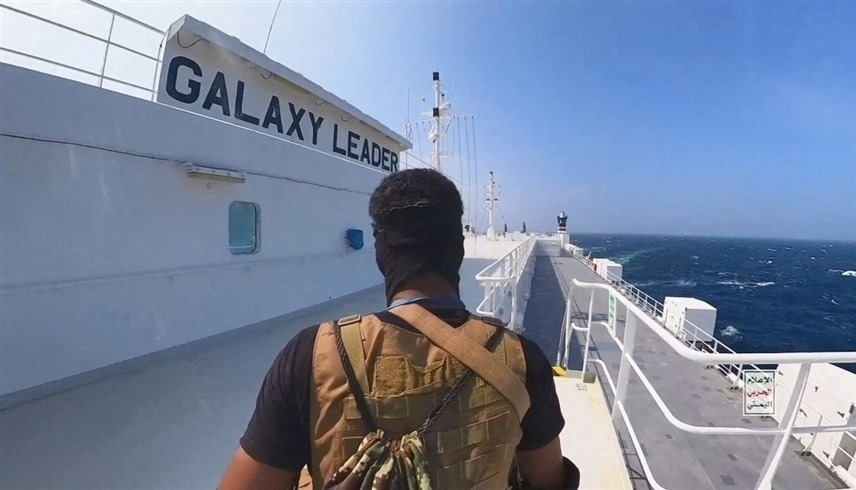 مسلح حوثي على متن سفينة الشحن المحتجزة في البحر الأحمر (رويترز)