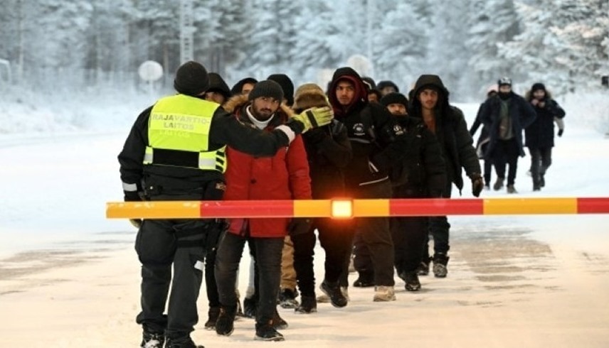 مهاجرون على الحدود بين روسيا وفنلندا (إكس)