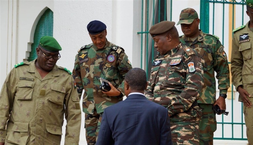 قائد النظام العسكري في النيجر الجنرال عبد الرحمن تياني مع جنرالات في الجيش (رويترز)