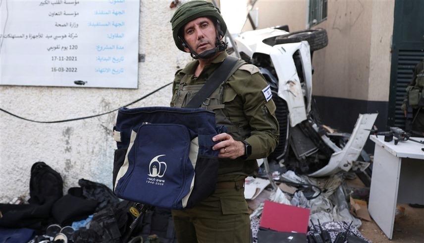 متحدث باسم الجيش الإسرائيلي يعرض ما وصفها بالأدلة على وجود حماس في المستشفى (رويترز)