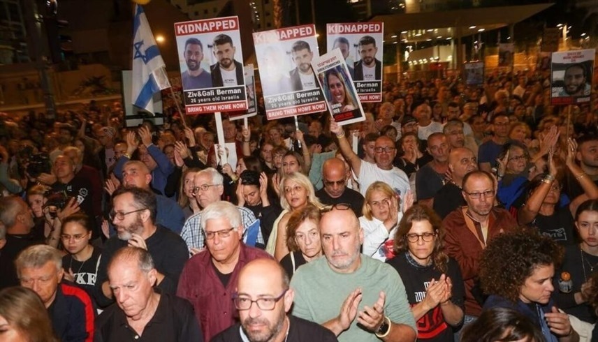 متظاهرون في تل أبيب للمطالبة بإعادة جميع الرهائن من غزة (إكس)