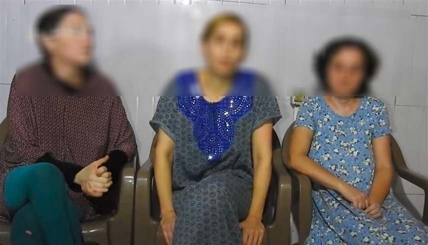 الرهينة الإسرائيلية دانيال (وسط) خلال فيديو سابق بثته حماس (إكس)