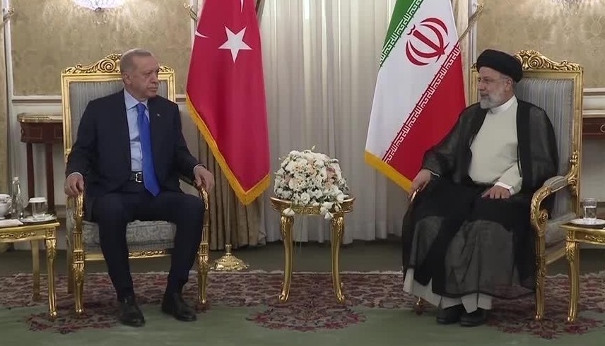 لقاء سابق بين الرئيس الإيراني إبراهيم رئيسي ونظيره التركي رجب طيب أردوغان (رويترز)