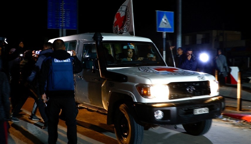 سيارة تابعة للصليب الأحمر تنقل رهائن إسرائيليين (رويترز)