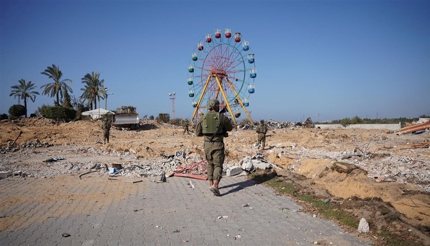 جنود إسرائيليون داخل مدينة ملاهي وسط قطاع غزة (رويترز)