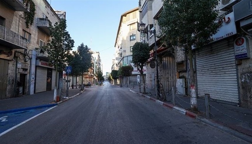 شارع خالٍ أثناء إضراب عام في مدينة رام الله بالضفة الغربية (أ ف ب)