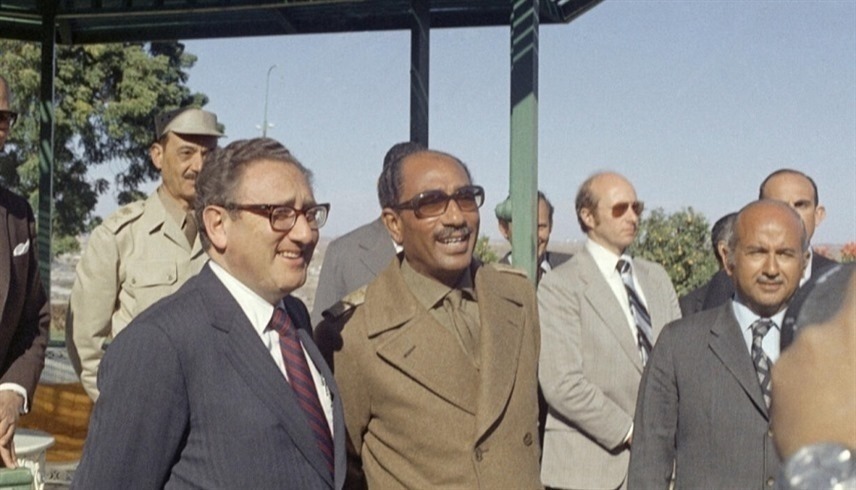 الرئيس المصري الراحل محمد أنور السادات ومستشار الأمن القومي الأمريكي السابق هنري كيسنجر (أرشيف)