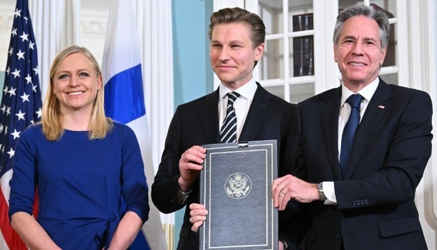 وزير الخارجية الأمريكي أنتوني بلينكن، ووزير الدفاع الفنلندي أنتي هاكانن، ووزيرة الخارجية الفنلندية إيلينا فالتونين (أ ف ب)