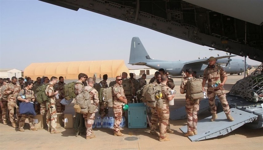 مغادرة القوات الفرنسية للنيجر (رويترز)