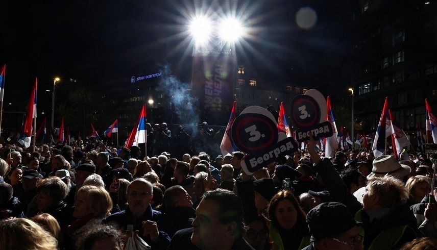 متظاهرون في صربيا (رويترز)
