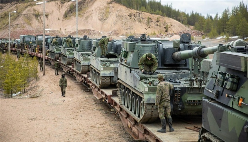 الجيش الروسي يجهز مدافع هاوتزر لنشرها قرب الحدود مع فنلندا (موسكو اليوم)