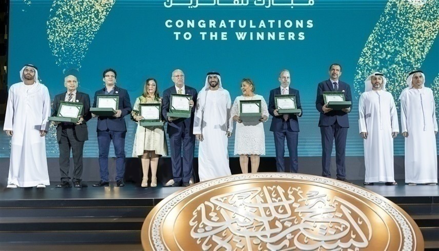 الشيخ نهيان بن زايد آل نهيان يتوسط الفائزين بجائزة الشيخ زايد للكتاب 2023