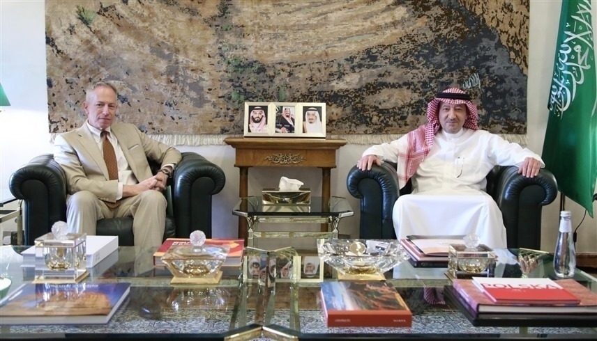 جانب من لقاء نائب وزير خارجية السعودية وليد بن عبدالكريم الخريجي مع السفير الأمريكي لدى المملكة مايكل راتني 