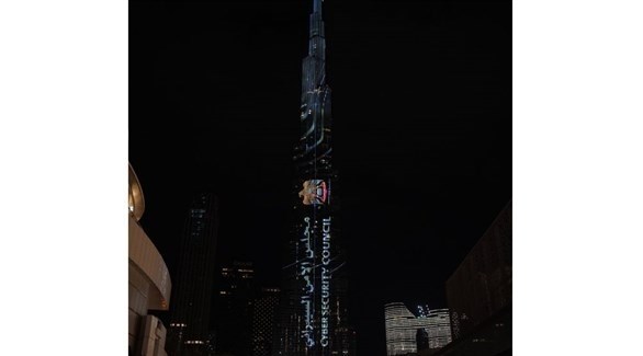 شعار مجلس الأمن السيبراني على برج خليفة (تويتر)
