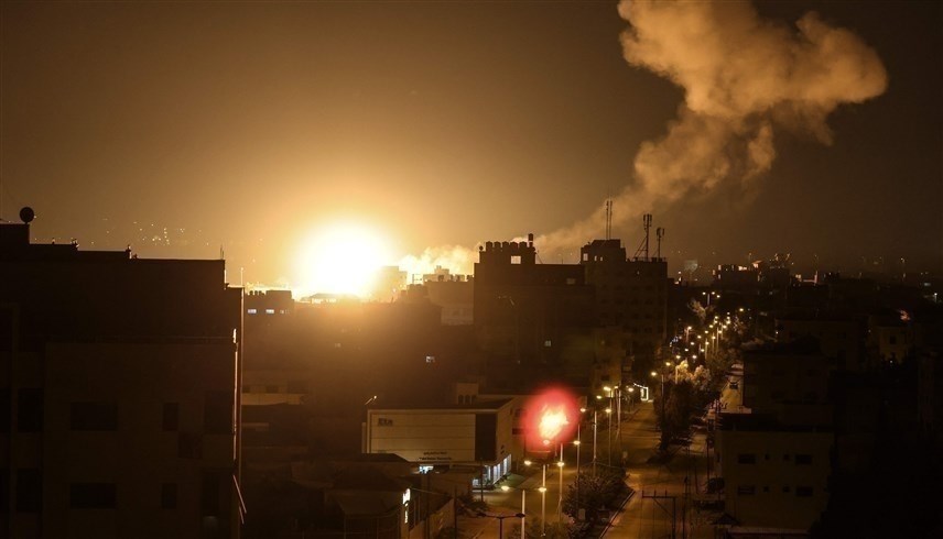 تصاعد النيران إثر الغارات الإسرائيلية على غزة (أ ف ب)
