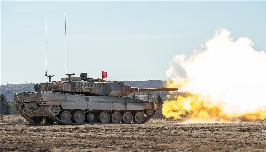 دبابة تابعة للقوات العسكرية الكندية (رويترز)
