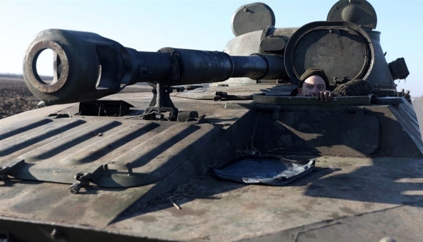 عسكري أوكراني على مدفع هوفيتزر على طريق دونيتسك.(أف ب)