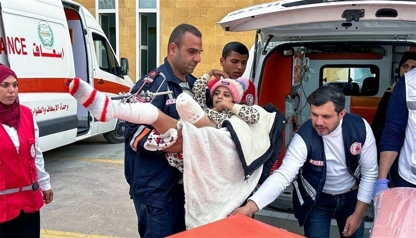 طفلة فلسطينية بترت ساقها في حرب غزة تصل مصر عبر معبر رفح (رويترز)