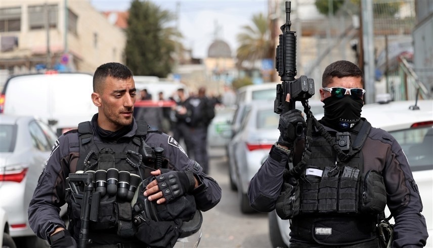 جنديان إسرائيليان في حي سلوان الذي شهد صباح اليوم عملية فلسطينية ضد إسرائيليين(ا ف ب)