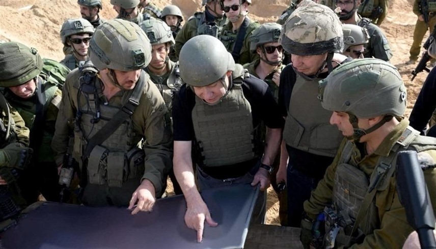 رئيس الوزراء الإسرائيلي السابق بنيامين نتانياهو خلال جولة على حدود غزة (رويترز)