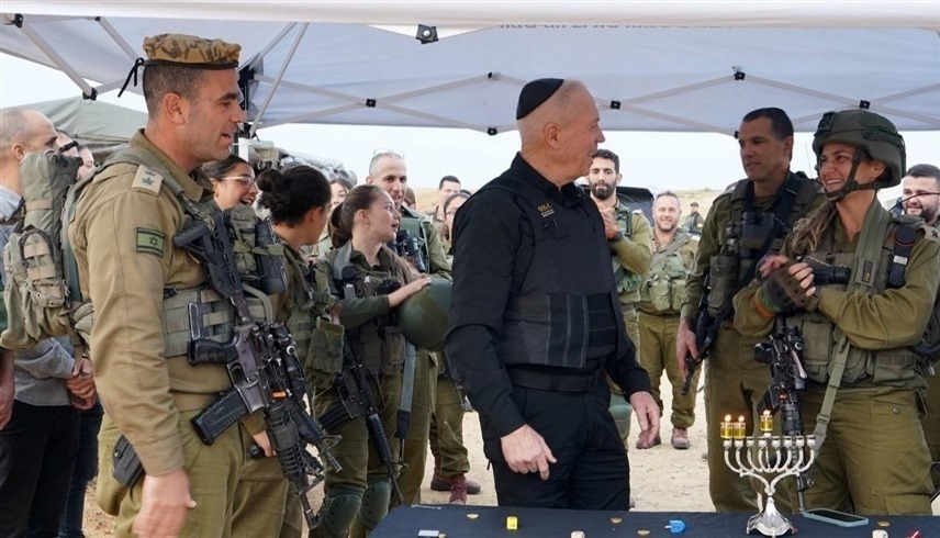 وزير  الدفاع الإسرائيلي يوآف غالانت سيرسل شاحنات حانوكا مع قوات إلى حدود غزة (إكس)