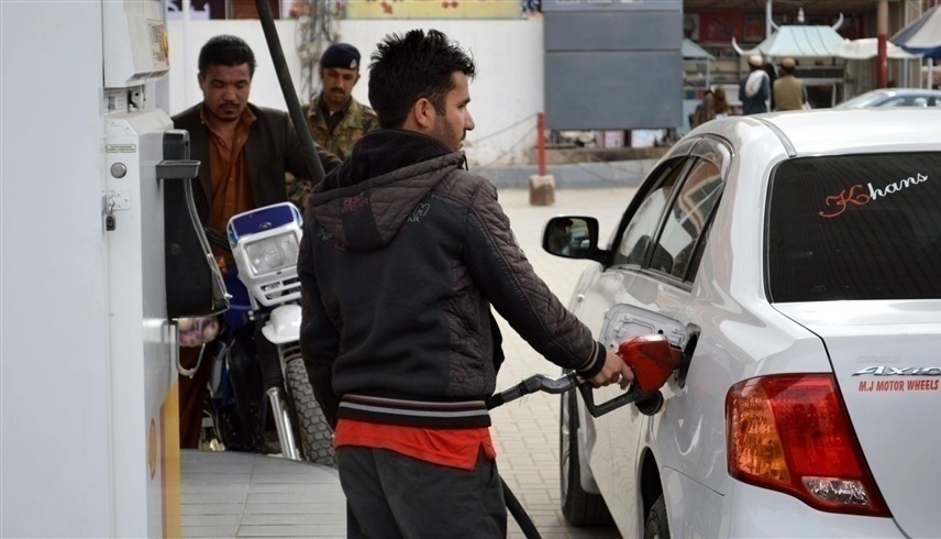 مستهلكون أمام محطة للوقود في باكستان (أرشيف)