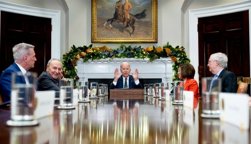 الرئيس الأمريكي جو بايدن خلال اجتماع مع مسؤولين في الكونغرس (أ ب)