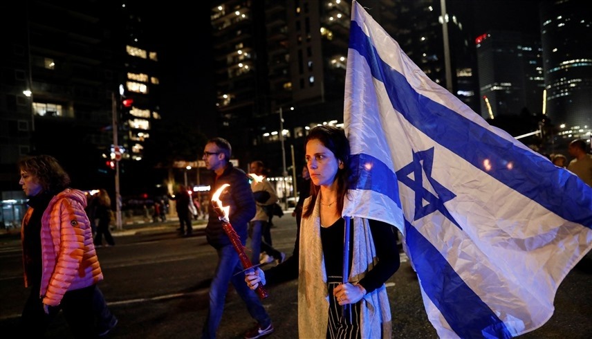 إسرائيلية في مظاهرة ضد رئيس الوزراء بنيامين نتانياهو في تل أبيب.(أف ب)