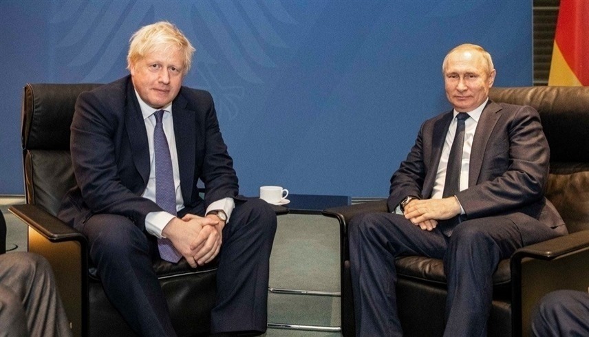 الرئيس الروسي فلاديمير بوتين ورئيس الوزراء البريطاني الأسبق بوريس جونسون  (أرشيف)