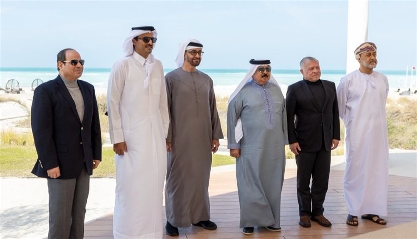 رئيس الدولة الشيخ محمد بن زايد متوسطاً قادة الدول الحاضرة في لقاء أبوظبي التشاوري (أرشيف)