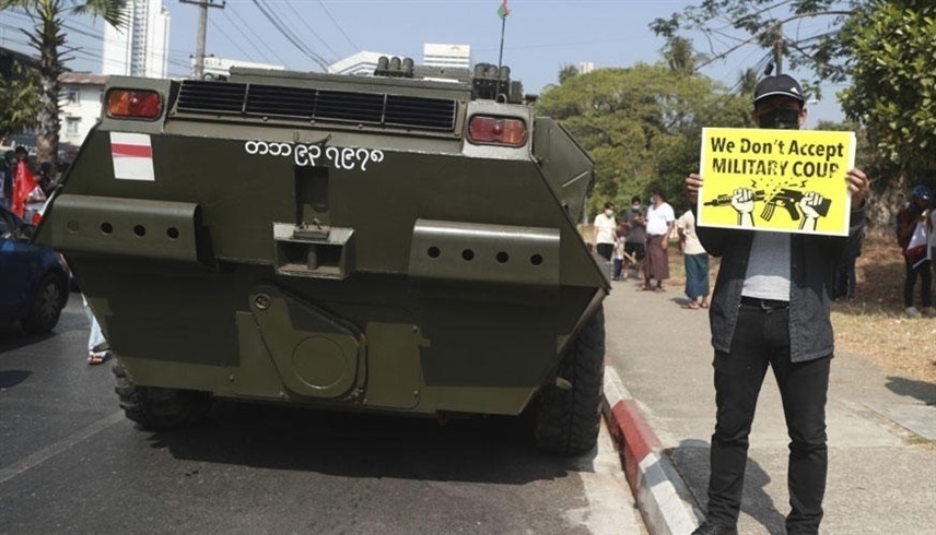 متظاهر يرفع لافتة ضد الحكم العسكري في ميانمار (أرشيف)