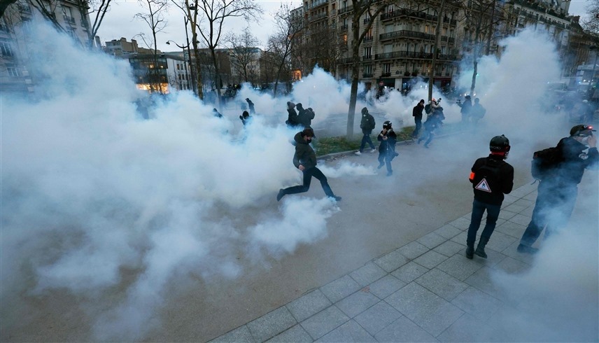 الشرطة تفرق متظاهرين في اليوم الثاني للإضرابات في فرنسا (أ ف ب)